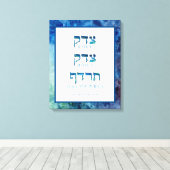 Blue Waterverf Hebrew Tzedek Justice Stretted Canvas Afdruk (Insitu (Houten vloer))