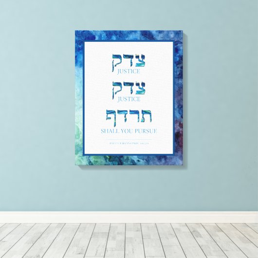 Blue Waterverf Hebrew Tzedek Justice Stretted Canvas Afdruk (Insitu (Houten vloer))