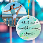 Blue Waterverf Succesvolle vrouwelijke foto Keramisch Ornament<br><div class="desc">"Achter elke succesvolle vrouw is zij." Wie heeft Prins Charming nodig? Maak je eigen "gelukkig ooit daarna" en omarm 'meisjeskracht' wanneer je deze stijlvolle, kleurrijke inspirerend feministische aangepaste keramische foto-ornament ophangt met een zwart handgeschreven script dat een aqua turquoise blue ombre waterverf splash bedekt. Voeg uw speciale, gepersonaliseerde foto op...</div>