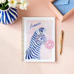 Blue Waterverf Zebra Animal Blowing Gum Bubble Planner<br><div class="desc">Voeg een vleugje grillige elegantie toe aan uw dagelijkse planning met deze unieke Blue Waterverf Zebra Animal Blowing Gum Bubble Planner. Met onze handgeschilderde zebra met een opvallend blauw gestreept abstract patroon en een gedurfde roze kauwgombel. Het speelse maar verfijnde ontwerp is ideaal voor dierenvrienden en iedereen die geniet van...</div>