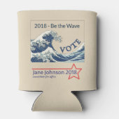 Blue Wave 2024 - aanpasbare campagne kan cozie Blikjeskoeler (Achterkant)