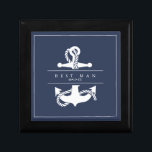 Blue Wave Anchor Wedding V2 WHT/Navy ID836 Cadeaudoosje<br><div class="desc">De stukken van deze elegante trouwsuite voorzien van een klassieke, nautische vormgeving met een schone, minimalistische blik. Stijlvolle golven in schaduwen van aqua tot marinesblauw en een anker en touwillustratie verstrekken unieke accenten. Een blauw marineschakel met fijne witte pijp en een groot anker afbeelding geven deze trouwcadeaudoos een opvallend modern...</div>