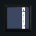 Blue Wave Wedding Wht/Navy Best Man ID836 Cadeaudoosje<br><div class="desc">Deze elegante trouwsuite biedt een klassiek, nautisch opmaakmodel met een schone, minimalistische look. Stijlvolle golven in schaduwen van aqua tot marinesblauw en een zeepaardillustratie bieden unieke accenten. Een blauwe achtergrond voor de marine en een witte verticale band met fijne zeepijpleidingen geeft deze coördinerende cadeaudoos een opvallende moderne draai. Geef 'Beste...</div>