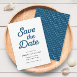 Blue Waves Sla de datum Kaart op<br><div class="desc">Blue Waves Save the Date kaart heeft blauwe golven patroon achterkant. Personaliseer het door de plaatsaanduidingstekst te vervangen. Klik op de knop "Aanpassen" voor meer opties, zoals het lettertype en de grootte/kleur ervan of de spatiëring tussen letters wijzigen. *Het Zazzle-watermerk dat in het zoomvoorbeeld wordt weergegeven, wordt NIET weergegeven op...</div>
