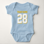 Blue White Baby Football Jersey Sports Romper<br><div class="desc">Cute football jersey bodysuit voor baby. Mam en vader houden van sport. Het is alleen maar normaal dat de baby ook. Cute baby body suit is blauw, wit en goudgeel. Je kunt de naam en het spelernummer op de voor- en achterkant van de trui aanpassen. Niet alleen voor football ventilatoren....</div>