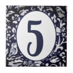 Blue White Bird Flower Woodland House Number Oval Tegeltje<br><div class="desc">Een ingewikkeld,  klassiek blauw en wit ontwerp grenst het witte ovaal met om het even welk huisaantal. Vogels,  bessen en bloemen bevinden zich aan de rand,  en de randen van de tegels zijn licht verdonkerder voor een dimensionaal effect. Gebruik de sjabloon uitgeven menu om aantallen te veranderen.</div>
