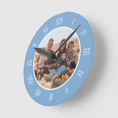 Blue White Charming Roman Numbers Aangepaste foto Ronde Klok (Hoek)
