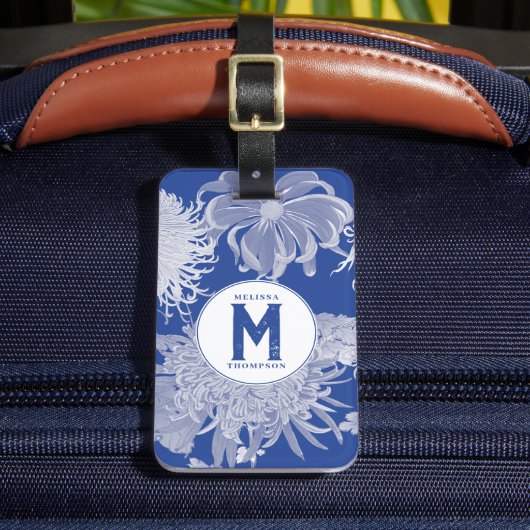 Blue White  Chinoiserie Floral Monogram Bagagelabel (Voorkant Insitu 2)