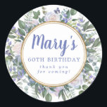 Blue White Floral 60th Birthday Hartelijk dank Ronde Sticker<br><div class="desc">Witte rozen en blauwe bloemen creëer een mooi en elegant bloemig lijst. De naam van de verjaardagsvrouw wordt geschreven in een grote blauwe manuscriptdoopvont. 60ste verjaardag en de dankbetuigingen volgen. Ze zijn ook blauw. Een dubbel gouden lijst definieert de binnenkant van het blote lijst Deze verjaardagssticker maakt deel uit van...</div>