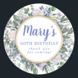 Blue White Floral 60th Birthday Hartelijk dank Ronde Sticker<br><div class="desc">Witte rozen en blauwe bloemen creëer een mooi en elegant bloemig lijst. De naam van de verjaardagsvrouw wordt geschreven in een grote blauwe manuscriptdoopvont. 60ste verjaardag en de dankbetuigingen volgen. Ze zijn ook blauw. Een dubbel gouden lijst definieert de binnenkant van het blote lijst Deze verjaardagssticker maakt deel uit van...</div>