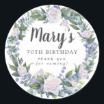 Blue White Floral 70th Birthday Hartelijk dank Ronde Sticker<br><div class="desc">Witte rozen en blauwe bloemen creëer een prachtig rustige florale kreet. De naam van de verjaardagsvrouw wordt geschreven in een grote manuscriptdoopvont. 70ste verjaardag en de dankbetuigingen volgen. Deze verjaardagssticker maakt deel uit van het 70e collectie van de Dag van de Blauw en van de Witte Floral. Het bevat vele...</div>
