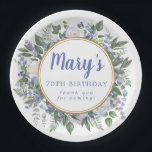 Blue White Floral 70th Birthday Party Papieren Bordje<br><div class="desc">Witte rozen en blauwe bloemen creëer een mooi en elegant bloemig lijst. De naam van de verjaardagsvrouw wordt geschreven in een grote blauwe manuscriptdoopvont. 70ste verjaardag en de dankbetuigingen volgen. Ze zijn ook blauw. Een dubbel gouden lijst definieert de binnenkant van het blote lijst Dit verjaardagsartikel bord maakt deel uit...</div>