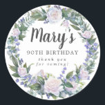 Blue White Floral 90th Birthday Hartelijk dank Ronde Sticker<br><div class="desc">Witte rozen en blauwe bloemen creëer een prachtig rustige florale kreet. De naam van de verjaardagsvrouw wordt geschreven in een grote manuscriptdoopvont. 90ste verjaardag en de dankbetuigingen volgen. Deze verjaardagssticker maakt deel uit van het 90e collectie van de Dag van de Blauw en van de Witte Floral. Het bevat vele...</div>