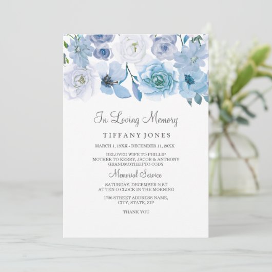 Blue White Floral in Loving Memory Service Invite Programmakaart (Staand voorkant)