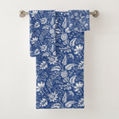 Blue White Floral Pattern met Paisley Element Bad Handdoek (Insitu)