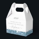 Blue White Glitter Confetti Bedankt Bedankdoosjes<br><div class="desc">Een kikkerhokje met een stoffige leisteen periwinkle blauwe glittergrens en confetti sprinkles met zilvergrijze gejuich dank je tekst voor een moderne elegante verjaardag, bat mitzvah, Quinceañera, bruiloft, vrijgezellenfeest, baby shower of bachelorette party. Klik OP VERDER AANPASSEN om de lettertypen, kleuren en lay-out te wijzigen in een volledig uniek, op maat...</div>