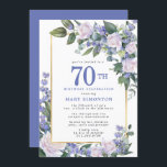 Blue White Gold Floral 70th Birthday Kaart<br><div class="desc">Eer een speciale vrouw met deze elegante en vrouwelijke 70th Birthday party uitnodiging. De 70ste is geschreven in grote blauwe tekst. De viering van de verjaardag volgt. De naam van de geëerde gast staat ook in blauwe hoofdletters. De rest van de tekst is zachte duif grijs. De verjaardagsfeestdetails zijn omringd...</div>