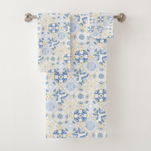 Blue White Gold Geometric Tile Chinoiserie Bad Handdoek (Insitu)
