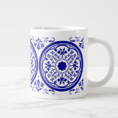 Blue White gothic Tile Pattern Grote Koffiekop (Rechts)