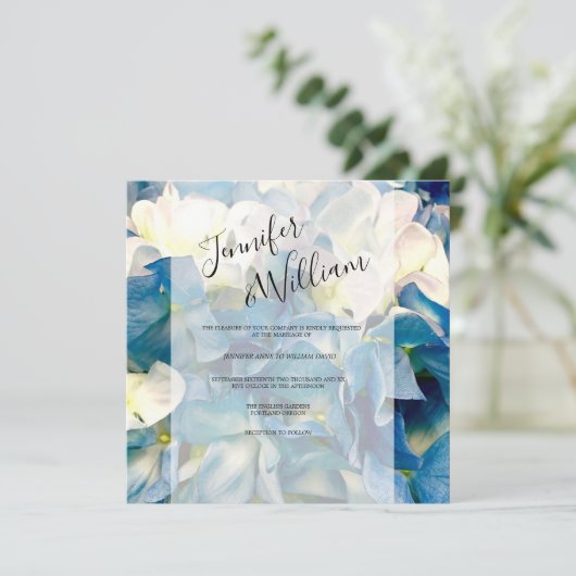 Blue & White Hydrangeas Modern Wedding Invitation Kaart (Staand voorkant)
