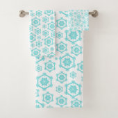 Blue White Snowflake Pattern Winter Holiday Bad Handdoek (Insitu)