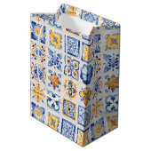 Blue White Yellow Tiles Pattern Wine, Small, Medium Cadeauzakje (Achterkant Gekanteld)