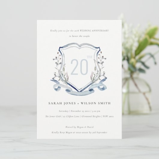 Blue Wildflower Monogram Crest Wedding Jubileum Kaart (Staand voorkant)