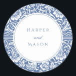 Blue William Morris Wedding Ronde Sticker<br><div class="desc">Deze klassieke ronde trouwstickers zijn voorzien van het elegante Golden Lilies-patroon van William Morris, die de randen omhult met botanische charme in zachte pasteltinten. In het centrum zijn de namen en trouwdatum van het paar prachtig geshowd, waardoor deze stickers perfect zijn voor het afdichten van enveloppen, het versieren van huwelijksgunsten...</div>