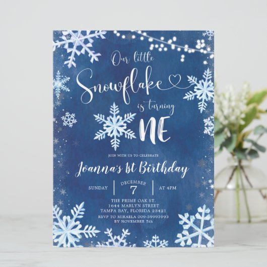 Blue Winter Snowflake First Birthday Invitation Kaart (Staand voorkant)