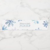 Blue Winter Wonderland Snowflake First Birthday Waterfles Etiket (Enkel label)