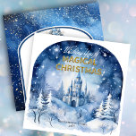 Blue Wonderland wenst u een magische kerst Feestdagenkaart<br><div class="desc">Met een sterrenverlichte donkerblauwe waterverf aan de hemel en een serene besneeuwde achtergrond en een prachtig kasteel in het midden,  is deze "Wishing You a Magical Christmas" zeker te verrukken. De achterkant is voorzien van uw unieke berichten of u kunt de onze gebruiken.</div>
