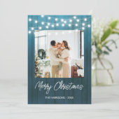 Blue Wood Bord String Lights Foto Kerst Feestdagenkaart (Staand voorkant)