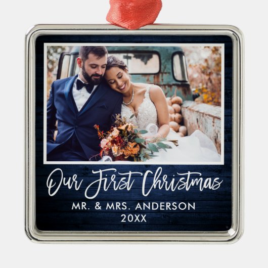 Blue Wood Weddenschap in penseel script onze eerst Metalen Ornament (Voorkant)