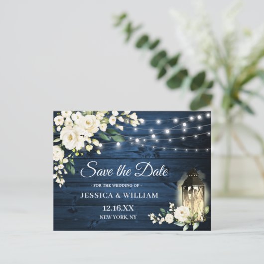 Blue Wood White Roses Rustic Wedding Save the Date Briefkaart (Staand voorkant)