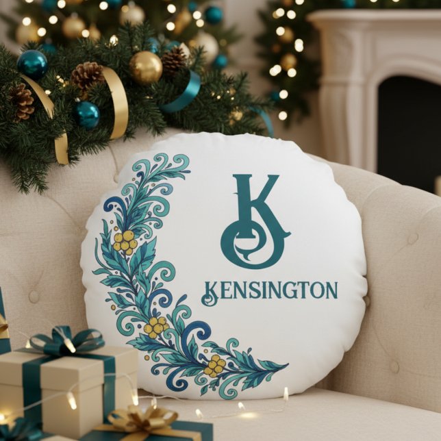 Blue Yellow Holiday Greenery Swag Decor Rond Kussen (Personalized monogram family name greenery wreath decorative pillow)