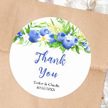 Blueberry Floral Wedding Dank u Ronde Sticker<br><div class="desc">Deze leuke en grillige bruiloft dank je sticker beschikt over waterverf bosbessen,  madeliefjes en gebladerte. De tekst combineert handgeschreven script en seriële lettertypen voor een stijlvolle en moderne look. Ideaal voor een rustieke zomerbruiloft.</div>