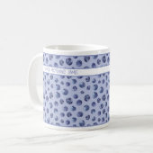 Blueberry-patroon op de blauwe gepersonaliseerde b koffiemok (Voorkant links)