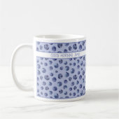 Blueberry-patroon op de blauwe gepersonaliseerde b koffiemok (Links)