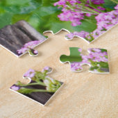Bluebird male on fence post in flower garden legpuzzel (Zijkant)