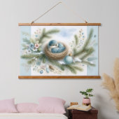 Bluebird Nest met Ornamenten in Winter Pines Hangend Wandkleed (Slaapkamer)