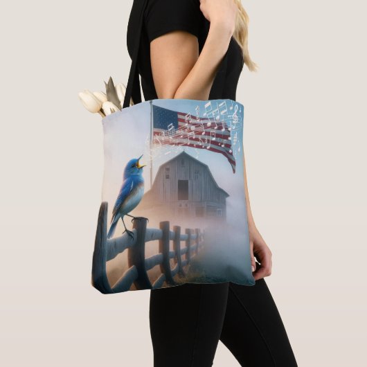 Bluebird zingen in mist met Amerikaanse vlag Tote Bag (Dichtbij)
