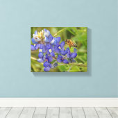 Bluebonnet en Bee fotocanvas Canvas Afdruk (Insitu (Houten vloer))