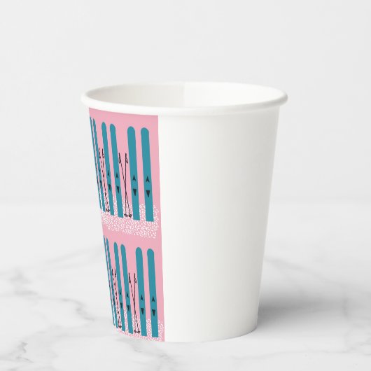 Blues ski's op sneeuw met roze achtergrond papieren bekers (Links)