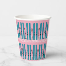 Blues ski's op sneeuw met roze achtergrond