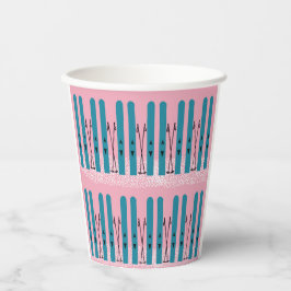 Blues ski's op sneeuw met roze achtergrond papieren bekers