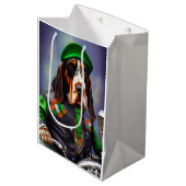 Bluetick Coonhound Driving Bike St. Patrick's Day Medium Cadeauzakje (Voorkant Gekanteld)