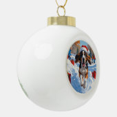 Bluetick Coonhound Hardlopen in de sneeuw met Kers Keramische Bal Ornament (Links)