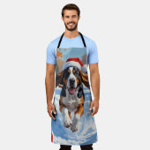 Bluetick Coonhound Hardlopen in de sneeuw met Kers Schort (Gedragen)