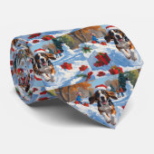 Bluetick Coonhound Hardlopen in de sneeuw met Kers Stropdas (Opgerold)