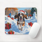Bluetick Coonhound Rent in de Sneeuw met Kerstmis Muismat (Met muis)